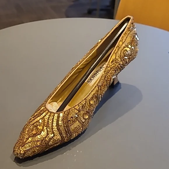 Gorgeous Cabarros gold sequin pumps with approximately 2" satin heels. Size 9.5B - Picture 2 of 9